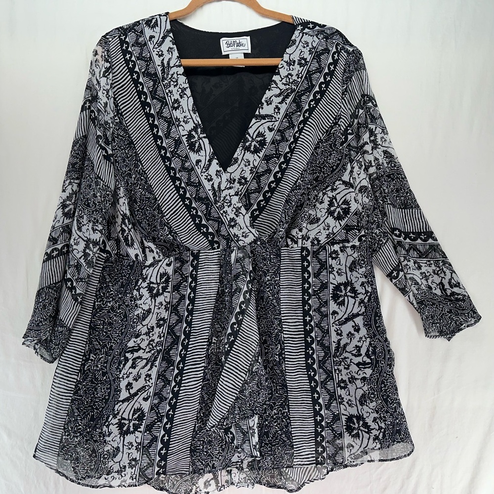 Bob Mackie Blouse V Neck Flowy Pullover Printed Lightweight Black White Size 1X‎